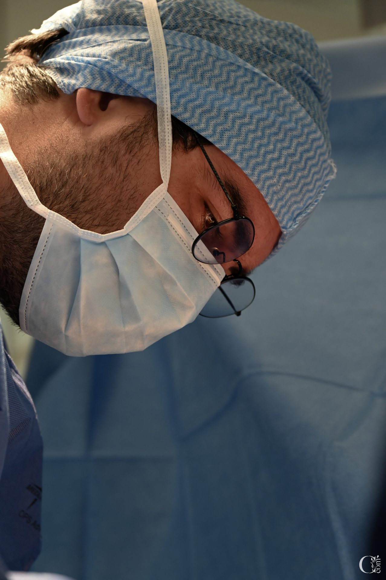 Le Dr Zeitoun au bloc opératoire