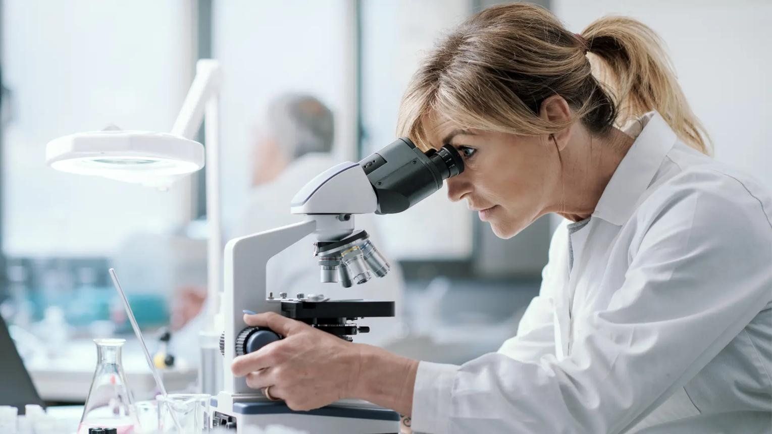 Anatomopathologiste analysant une biopsie au microscope