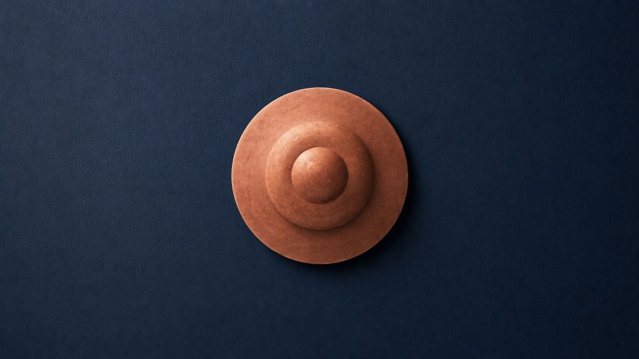Plaque aréolo-mamelonnaire en silicone teintée, vue de face, illustrant la prothèse externe amovible posée sur un sein reconstruit