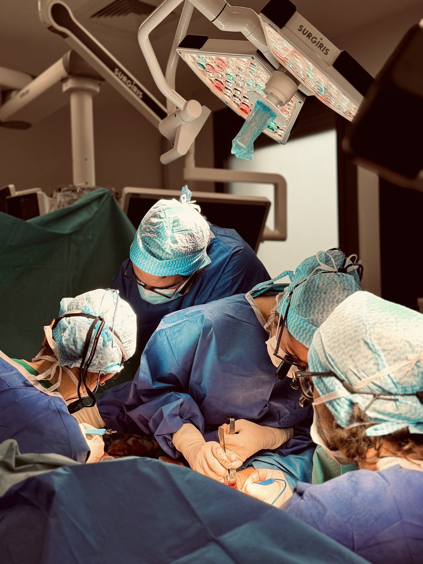 Dr Jérémie Zeitoun au bloc opératoire — reconstruction mammaire par lambeau de grand dorsal en collaboration avec chirurgien plasticien