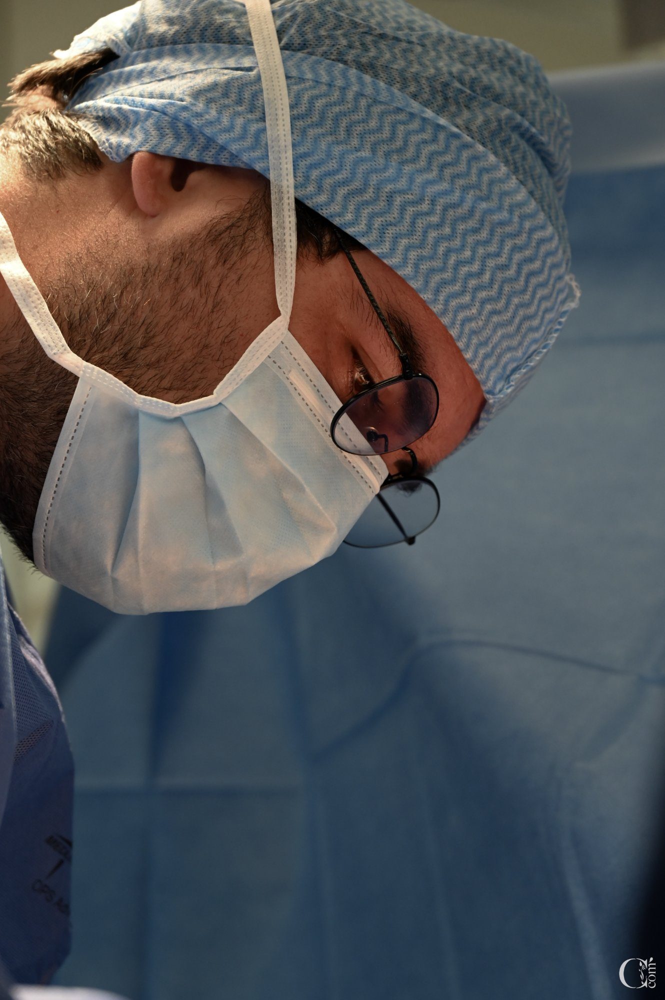 Dr Jérémie Zeitoun en salle d'opération — chirurgien gynécologue-cancérologue Paris