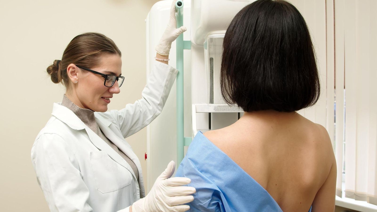 Réalisation d'une mammographie par une radiologue