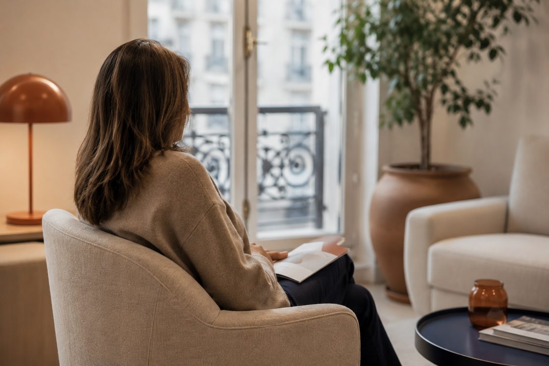 Patient reading an information leaflet in the waiting room of a breast surgery practice in Paris