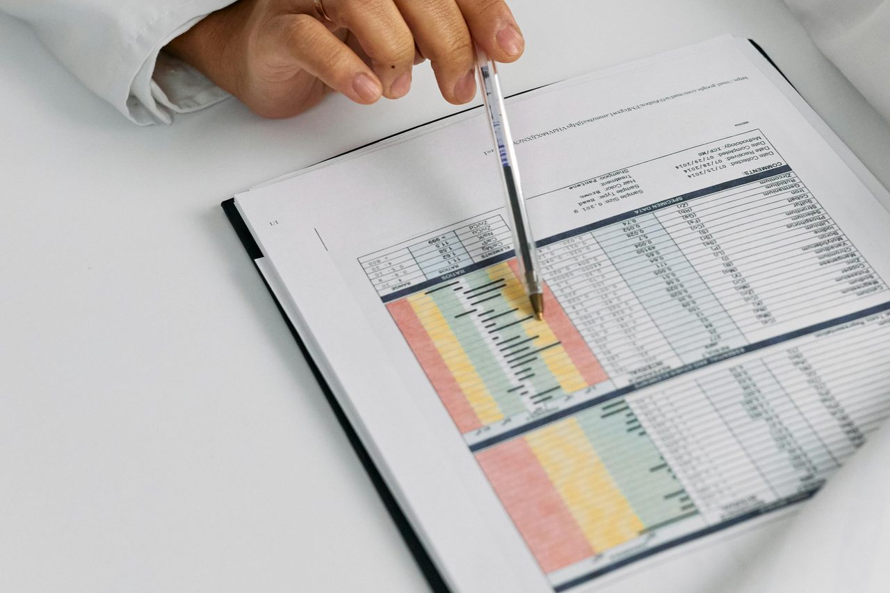 Médecin examinant un compte-rendu d'analyse — l'importance d'apporter tous les documents médicaux à la consultation
