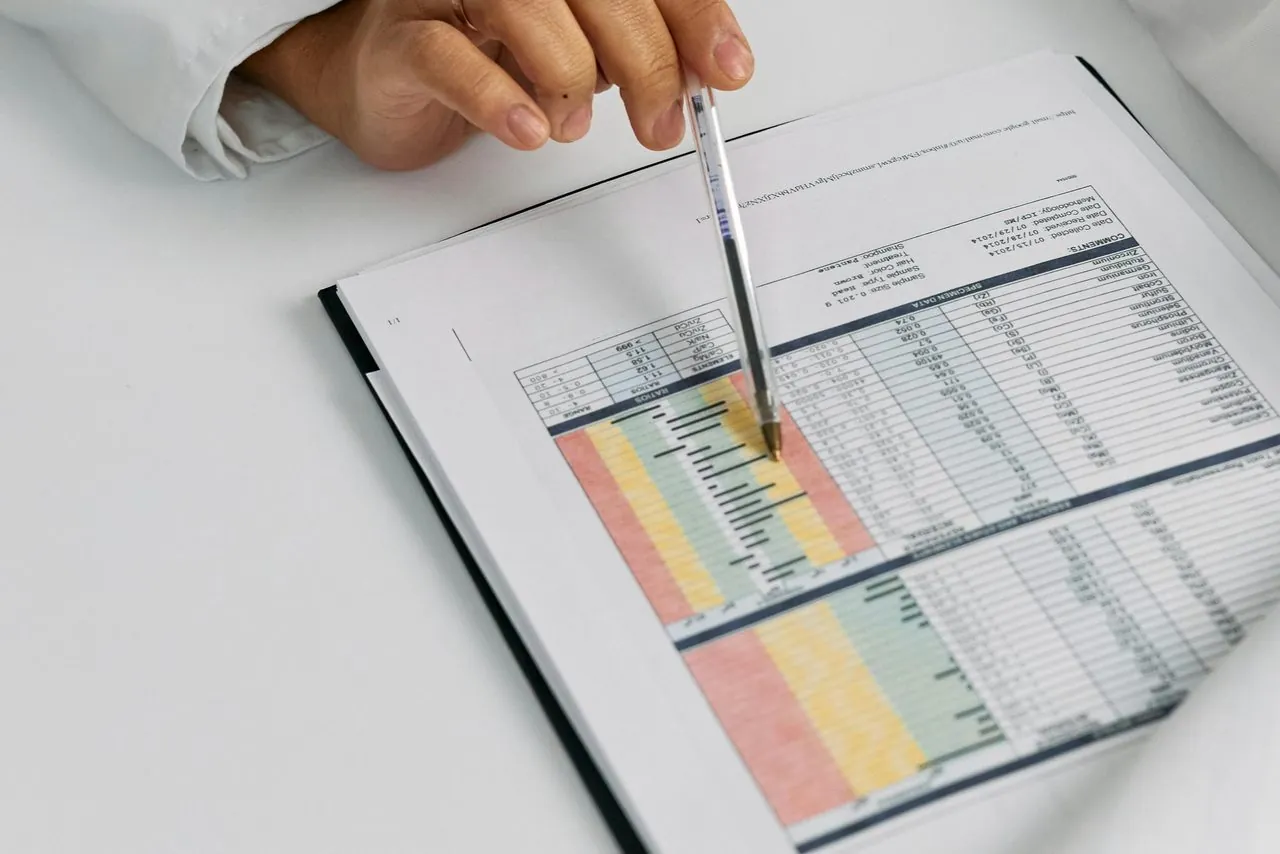 Médecin examinant un compte-rendu d'analyse — l'importance d'apporter tous les documents médicaux à la consultation
