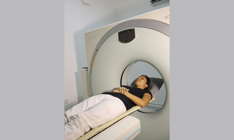 Séance de radiothérapie cancer du sein — positionnement sur table de traitement