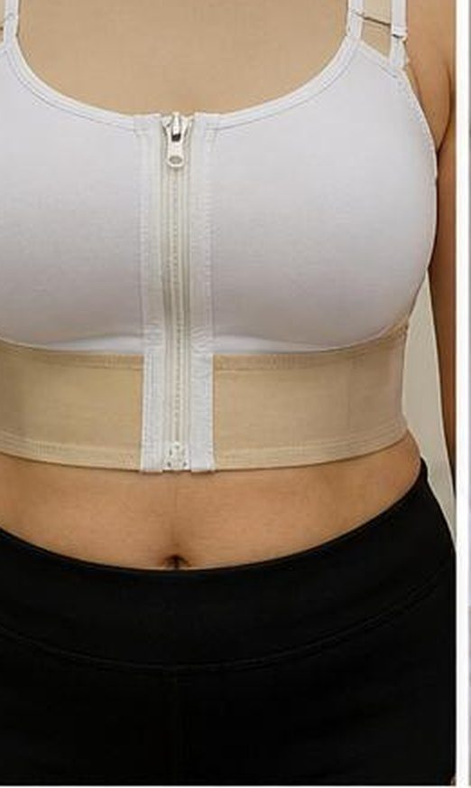 Front-zip sports bra with chest stabiliser band — post-operative attire for progressive return to sport after breast surgery, Dr Jérémie Zeitoun breast surgical oncologist Paris