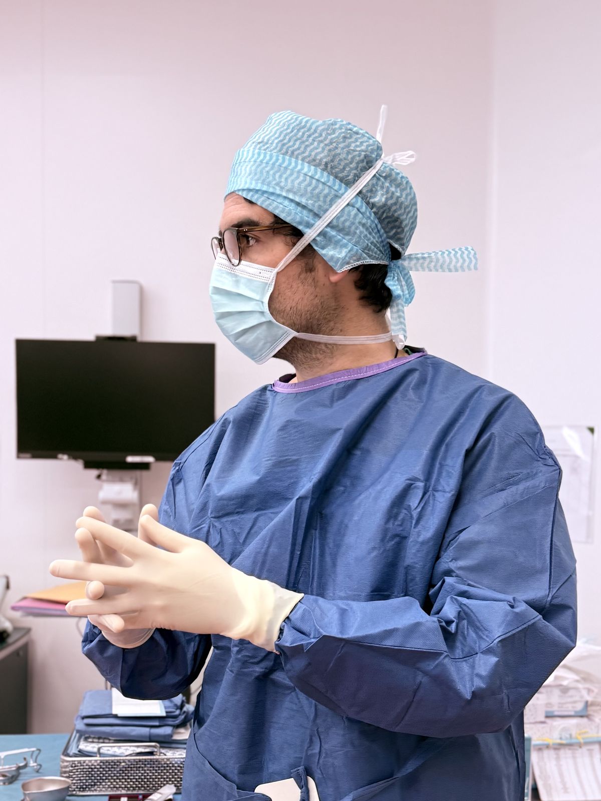 Dr Jérémie Zeitoun en bloc opératoire, chirurgie mammaire guidée par repérage — Paris Neuilly